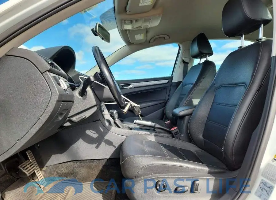1VWDT7A33HC015559# 7