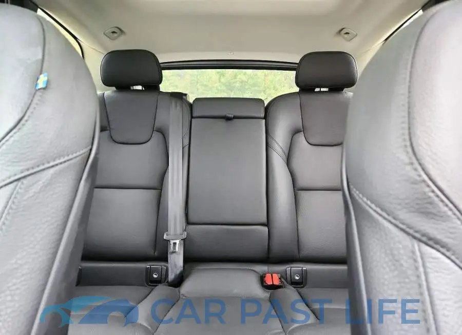 YV4M12RC9S1183089# 10