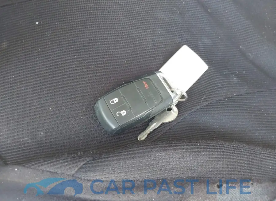 3C7WRNFL9KG702768# 11