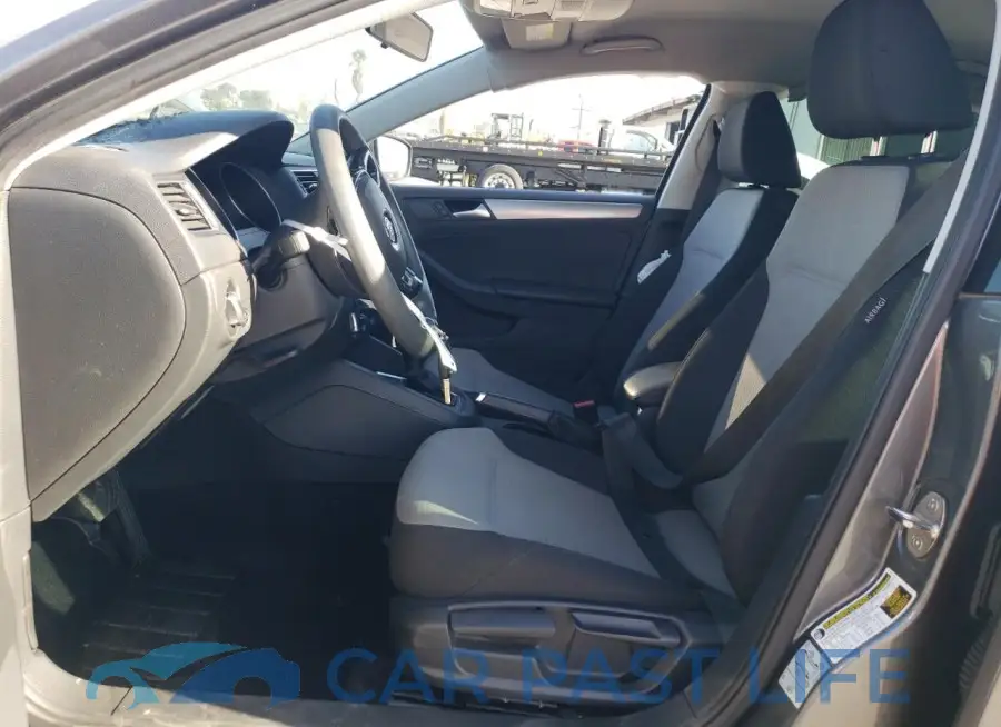 3VW2B7AJ9JM232675# 7