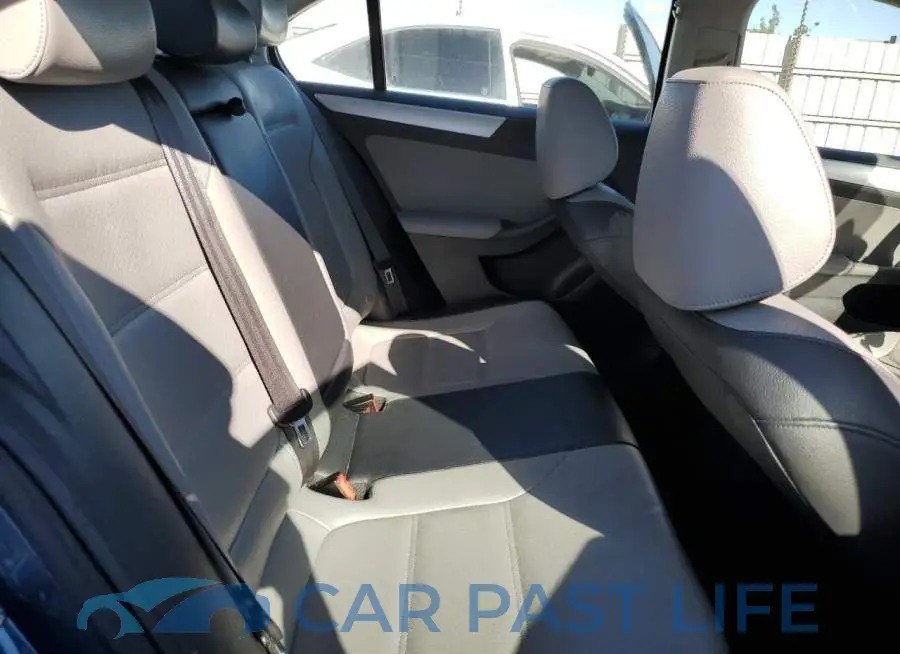 3VW637AJ8GM417565# 10