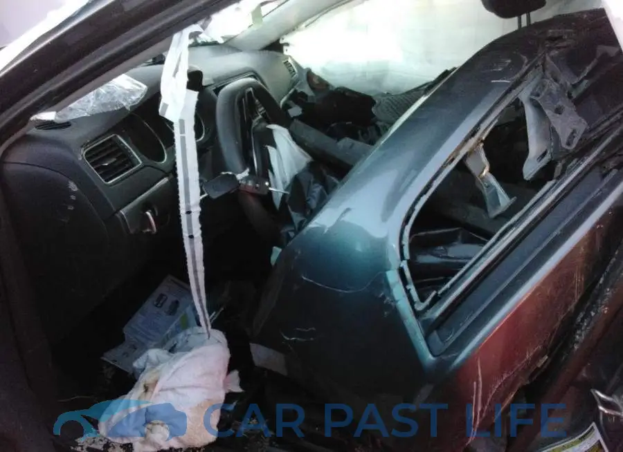 3VW2B7AJ9HM243637# 7