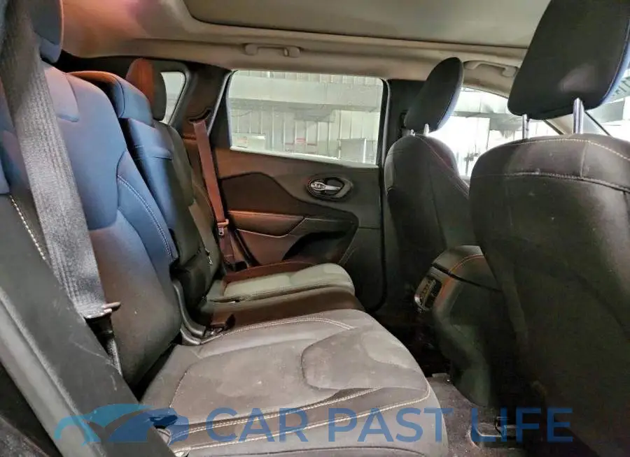 1C4PJLCB0GW370754# 11