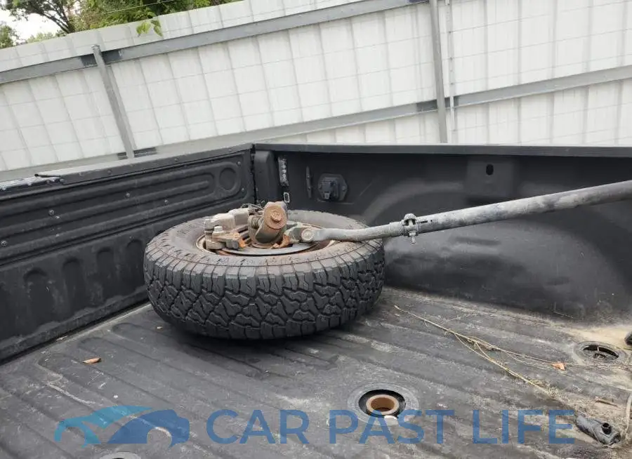 3C63RRJL7KG533677# 12