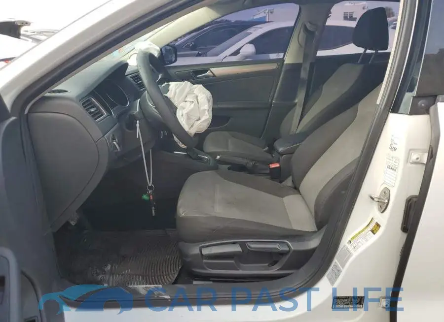 3VW2B7AJXJM209549# 7