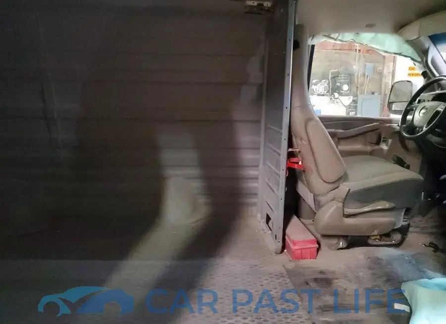 1GCWGAHP2J1304990# 11