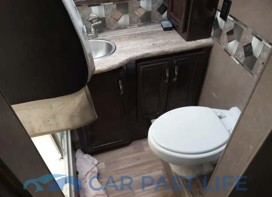 1FDXE4FS6JDC01049# 15
